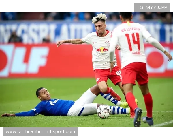 沙尔克04提升边路对抗能力，训练中连续上演强硬拼抢